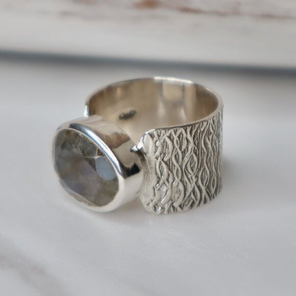Labradorite Sterling Silver Ring - Picture 5 of 6